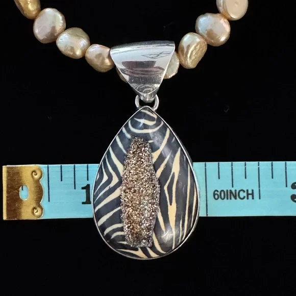NWOT Freshwater Pearl Necklace with Faux Geode Pendant - Picture 6 of 9